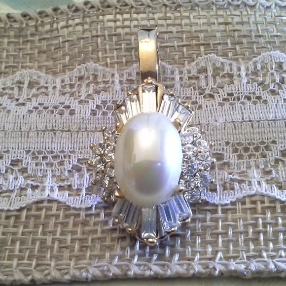 Simulated Pearls and Diamonds Jewelry Set - Picture 5 of 7